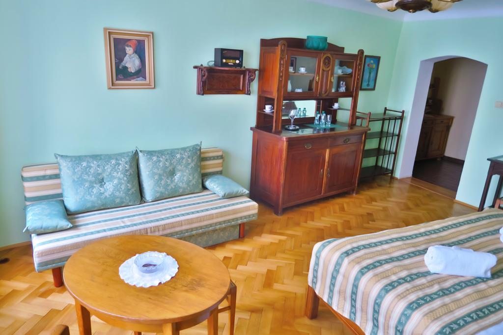 Vinna Kavarna Микулов Екстериор снимка